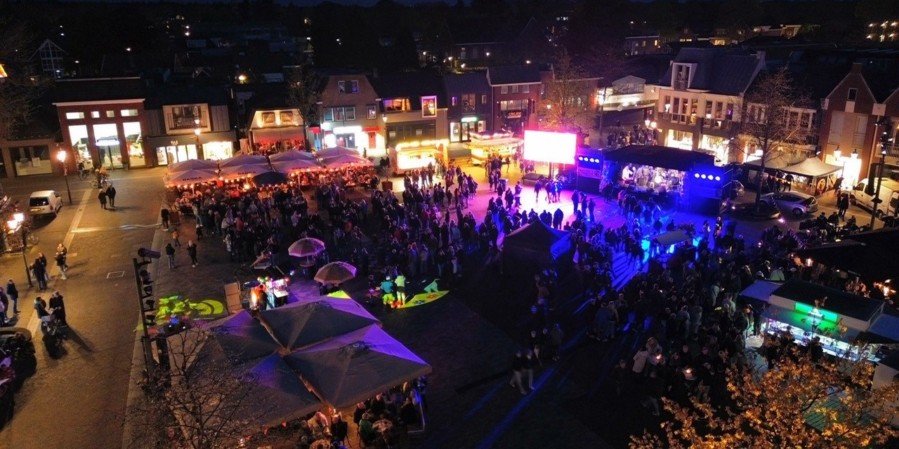 Foto: Koningsnacht 2024: vol marktplein met heerlijke Bluesmuziek