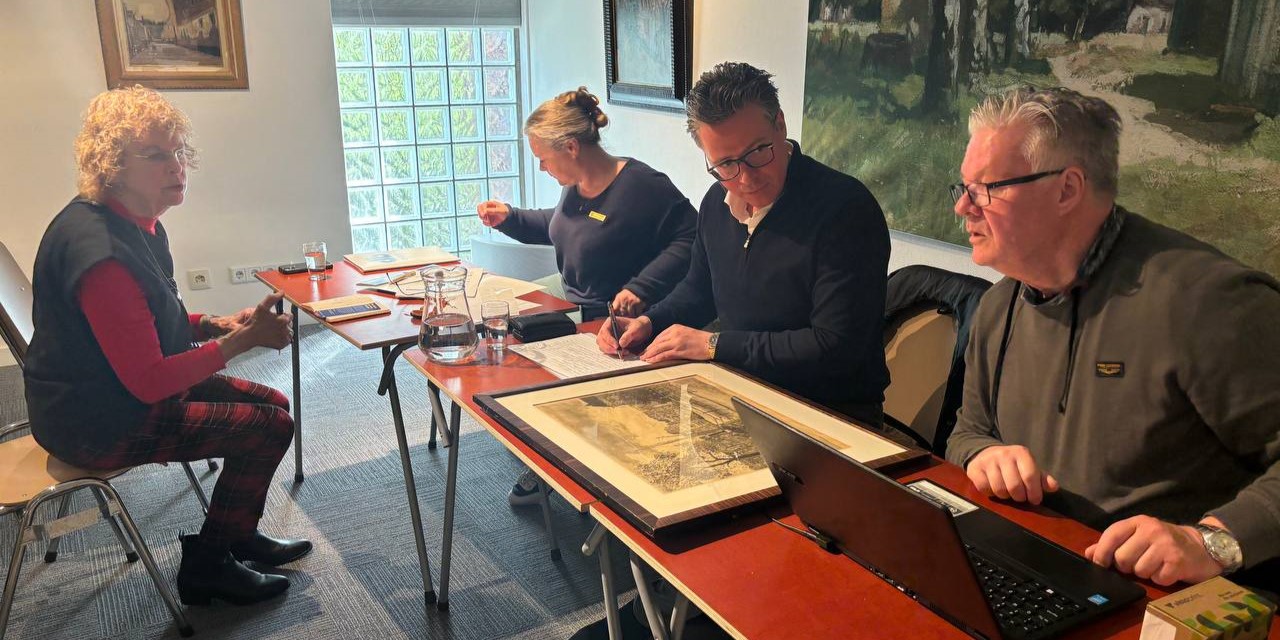 Foto: Drukke dag bij Noord-Veluws Museum: taxatie en nieuwe expositie