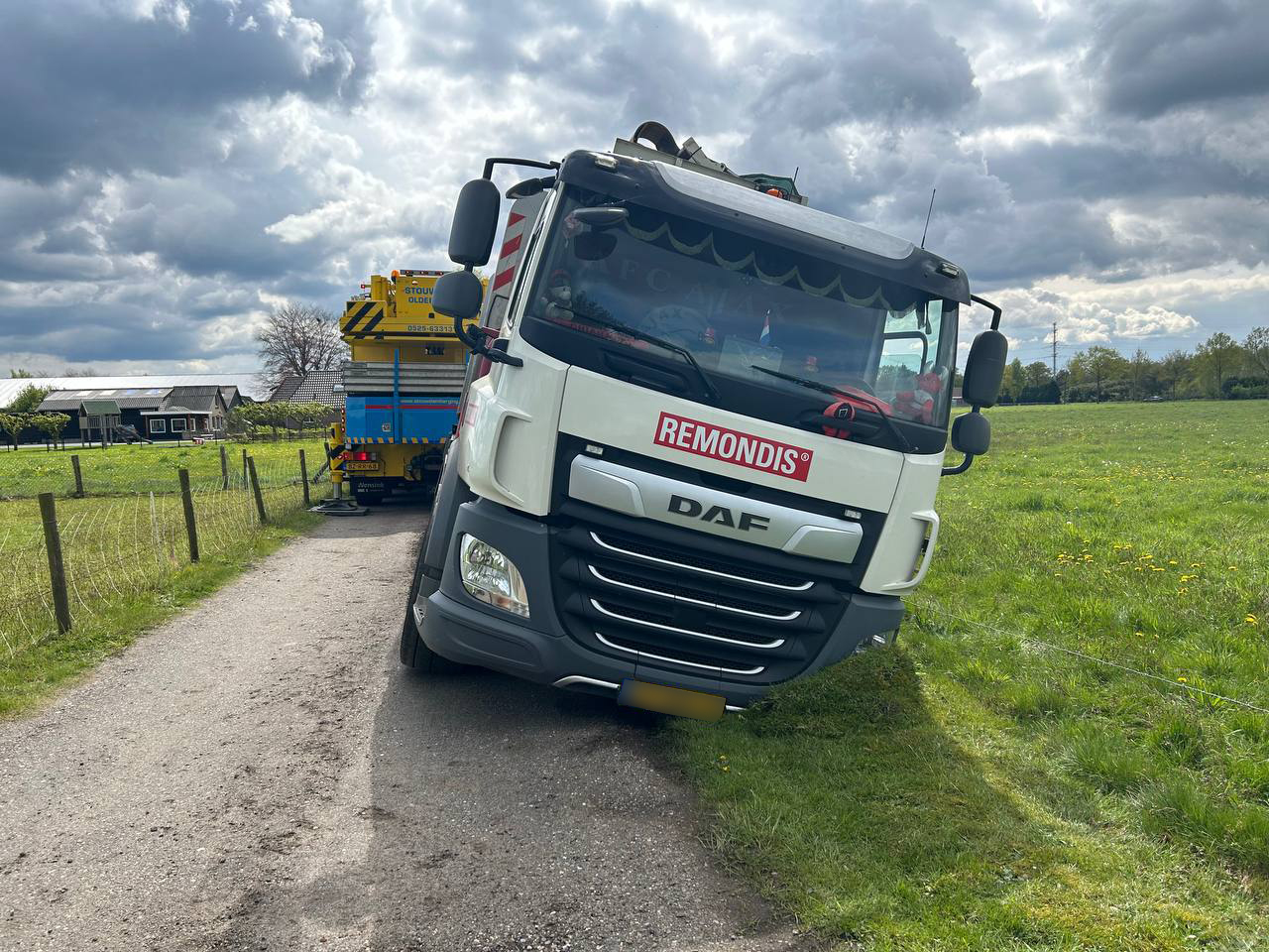Foto: Vuilniswagen zakt weg in de zachte berm