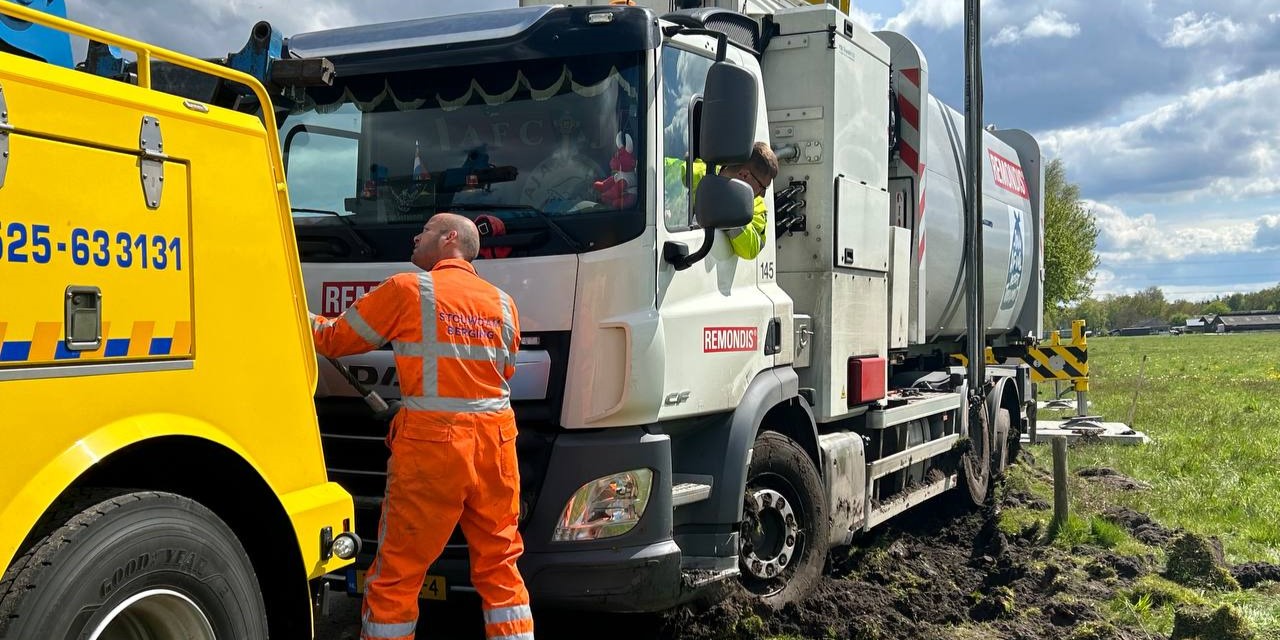 Foto: Vuilniswagen zakt weg in de zachte berm