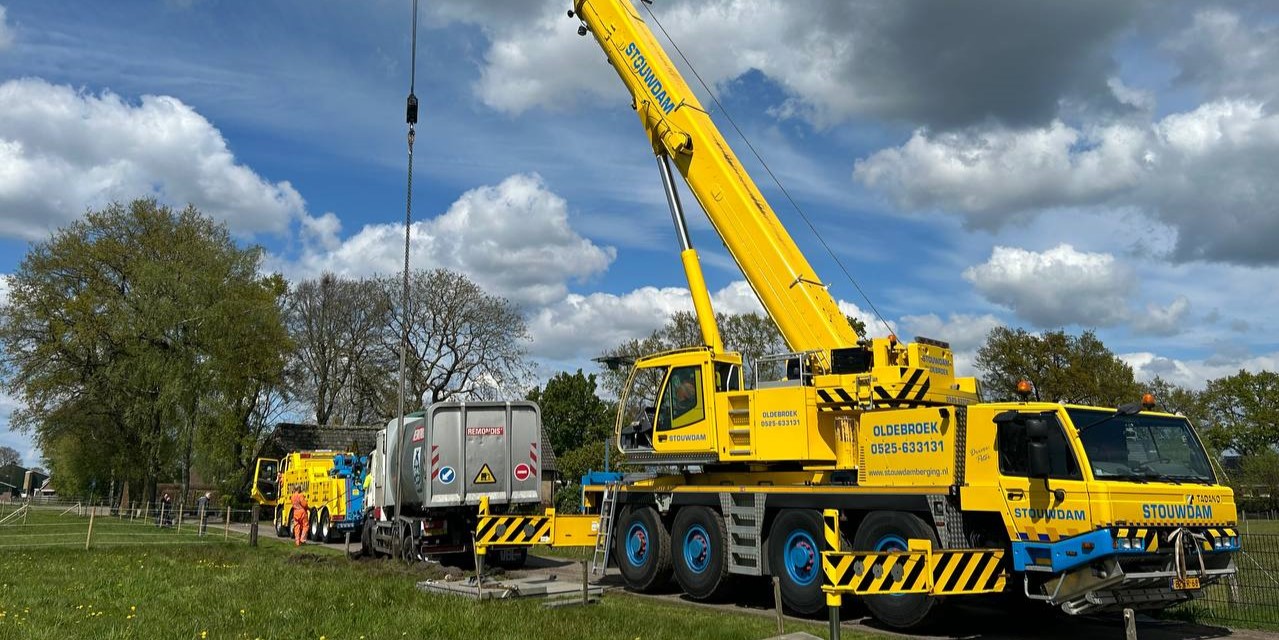 Foto: Vuilniswagen zakt weg in de zachte berm