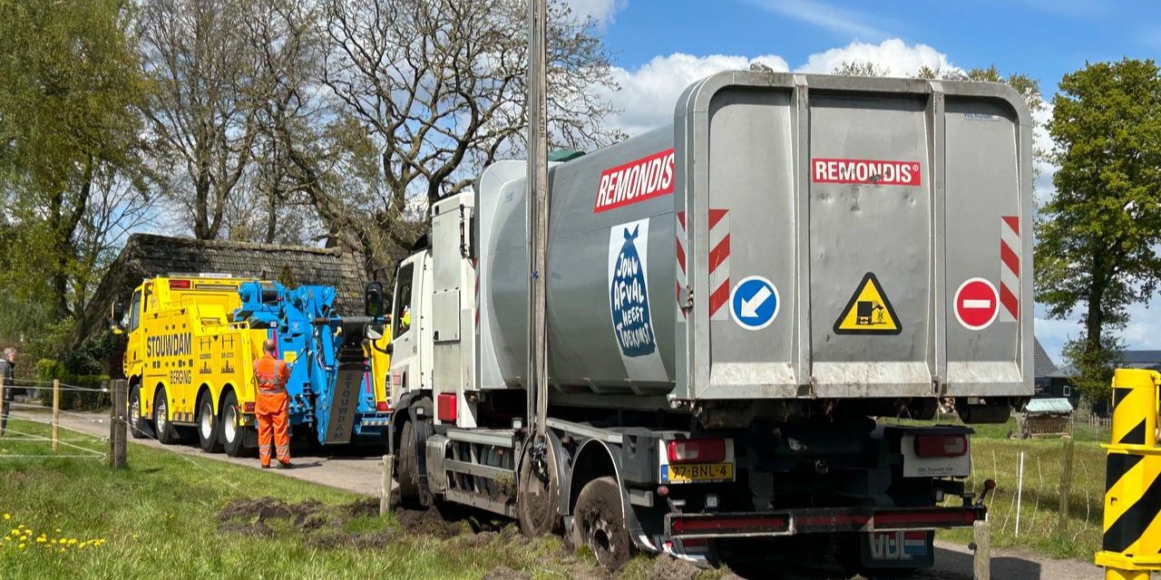 Foto: Vuilniswagen zakt weg in de zachte berm