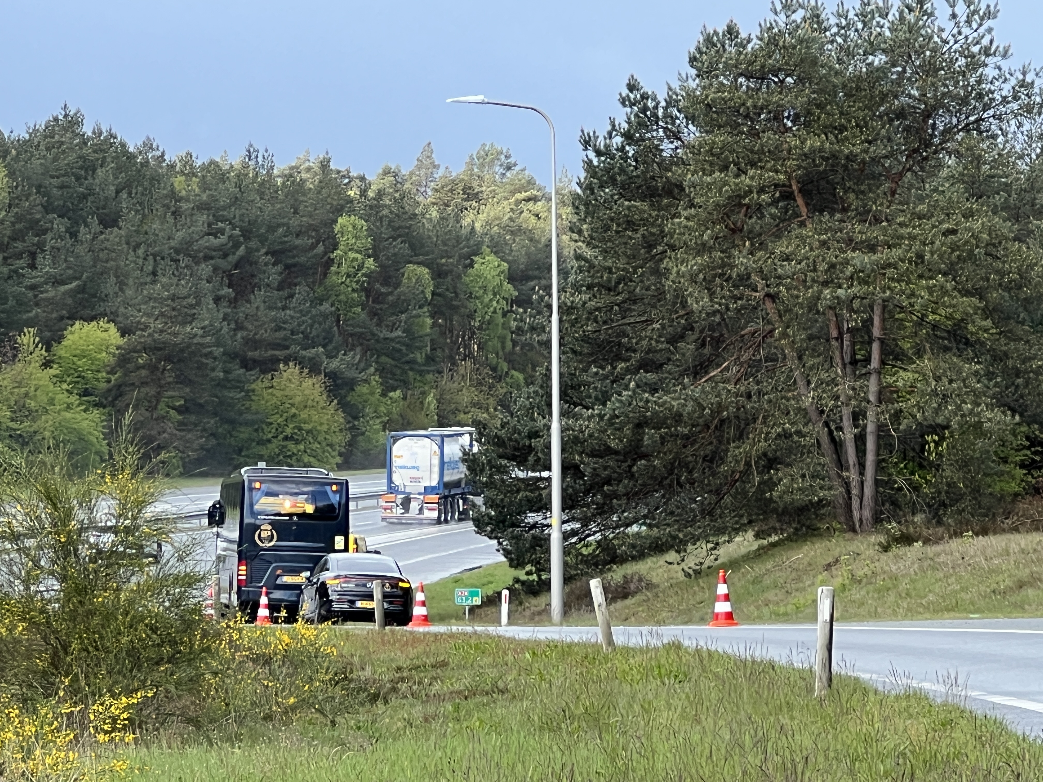 Foto: Bus met pech blokkeert oprit A28