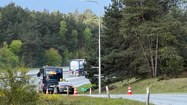 Foto: Bus met pech blokkeert oprit A28