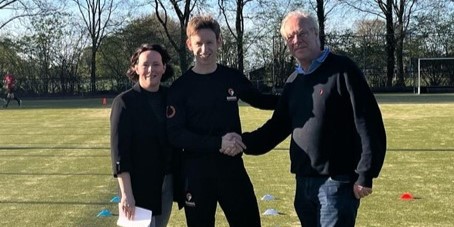 Foto: Mixed Hockey Club en Running Movements slaan handen ineen