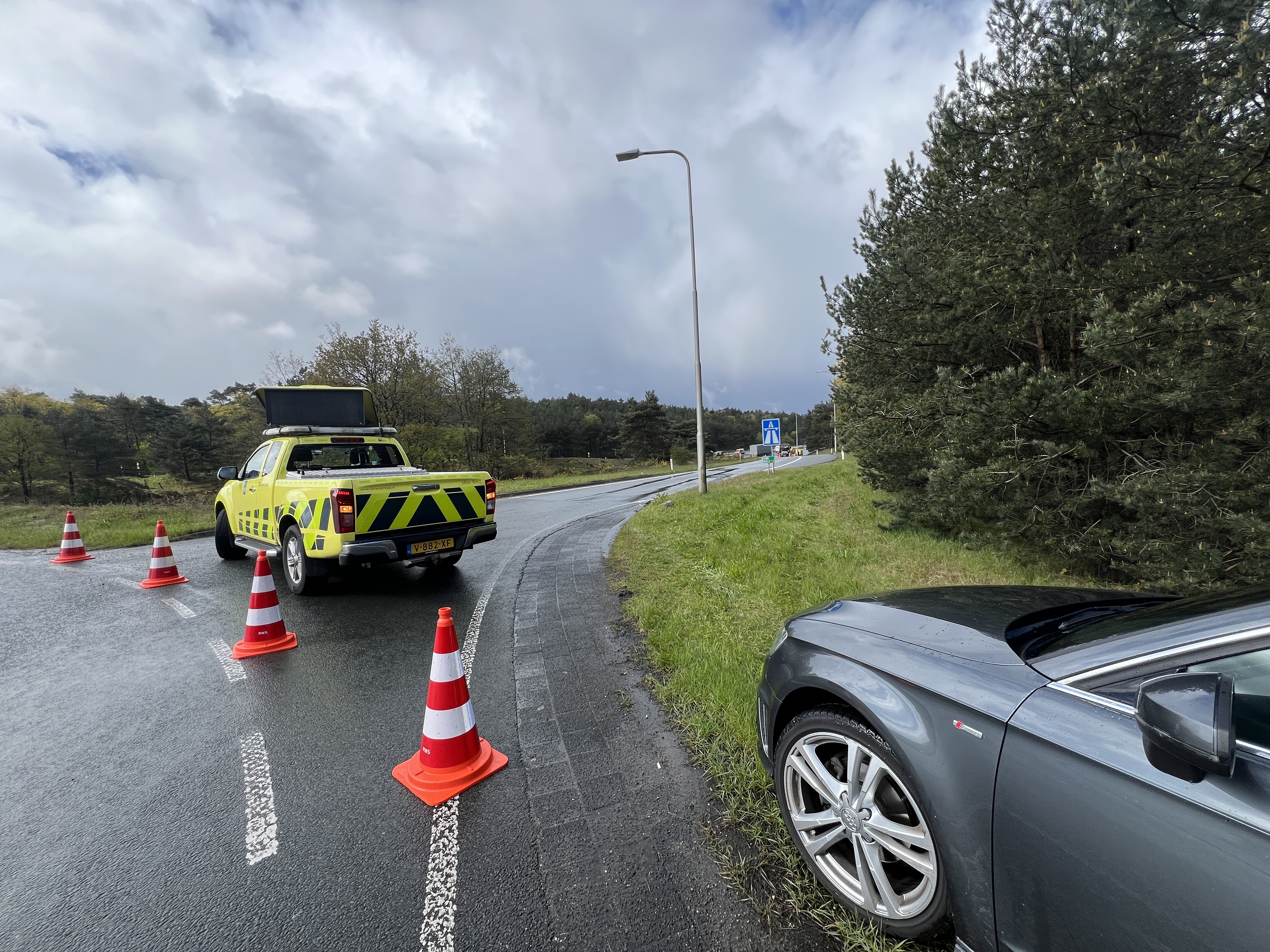 Foto: Bus met pech blokkeert oprit A28