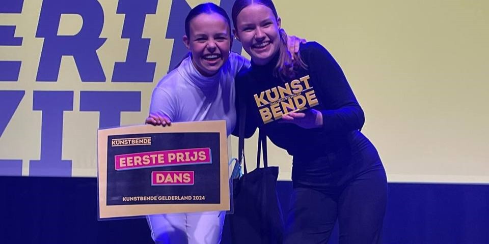 Foto: Julia (16) en Kim (15) winnen voorronde Kunstbende Gelderland in categorie Dans