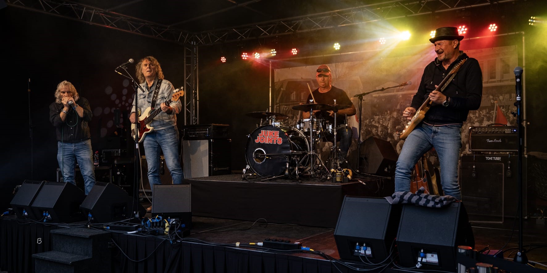 Foto: Koningsnacht 2024: vol marktplein met heerlijke Bluesmuziek