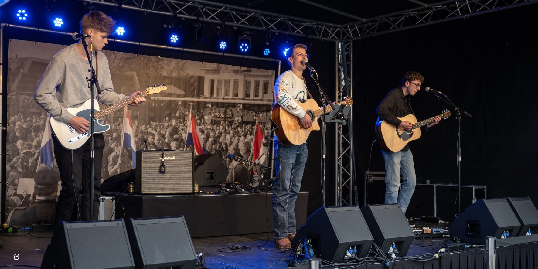 Foto: Koningsnacht 2024: vol marktplein met heerlijke Bluesmuziek