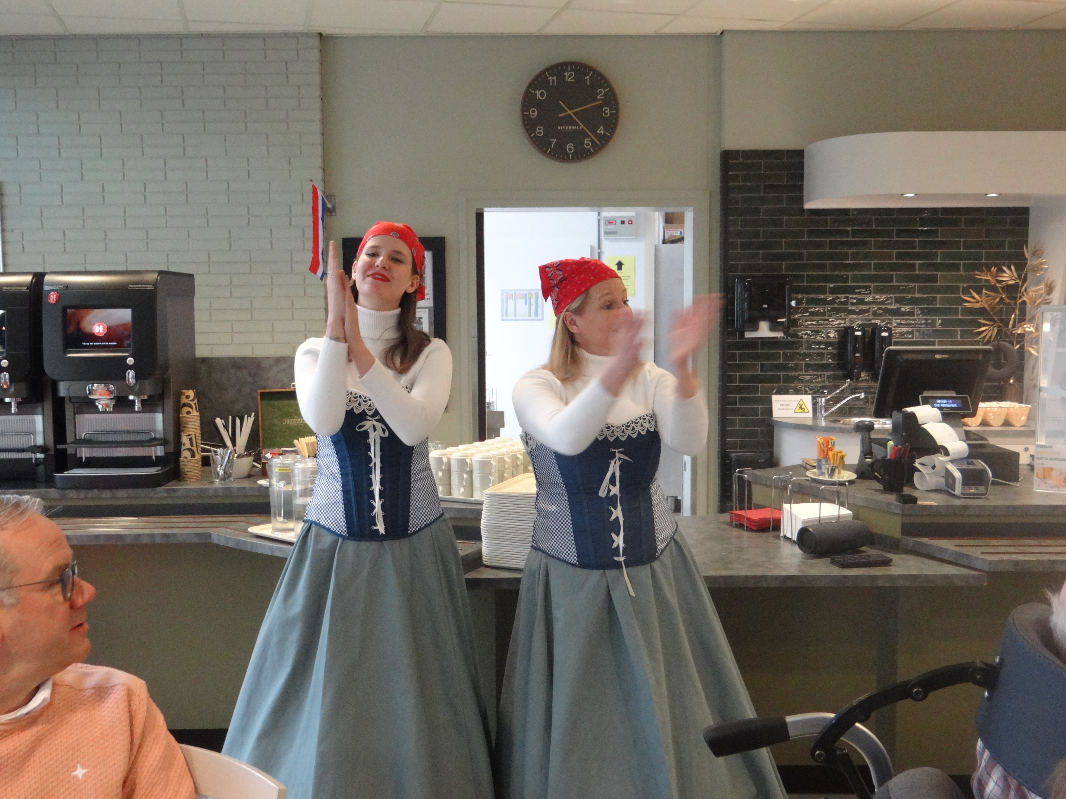 Foto: Ook koningsfeest in verzorgingshuizen