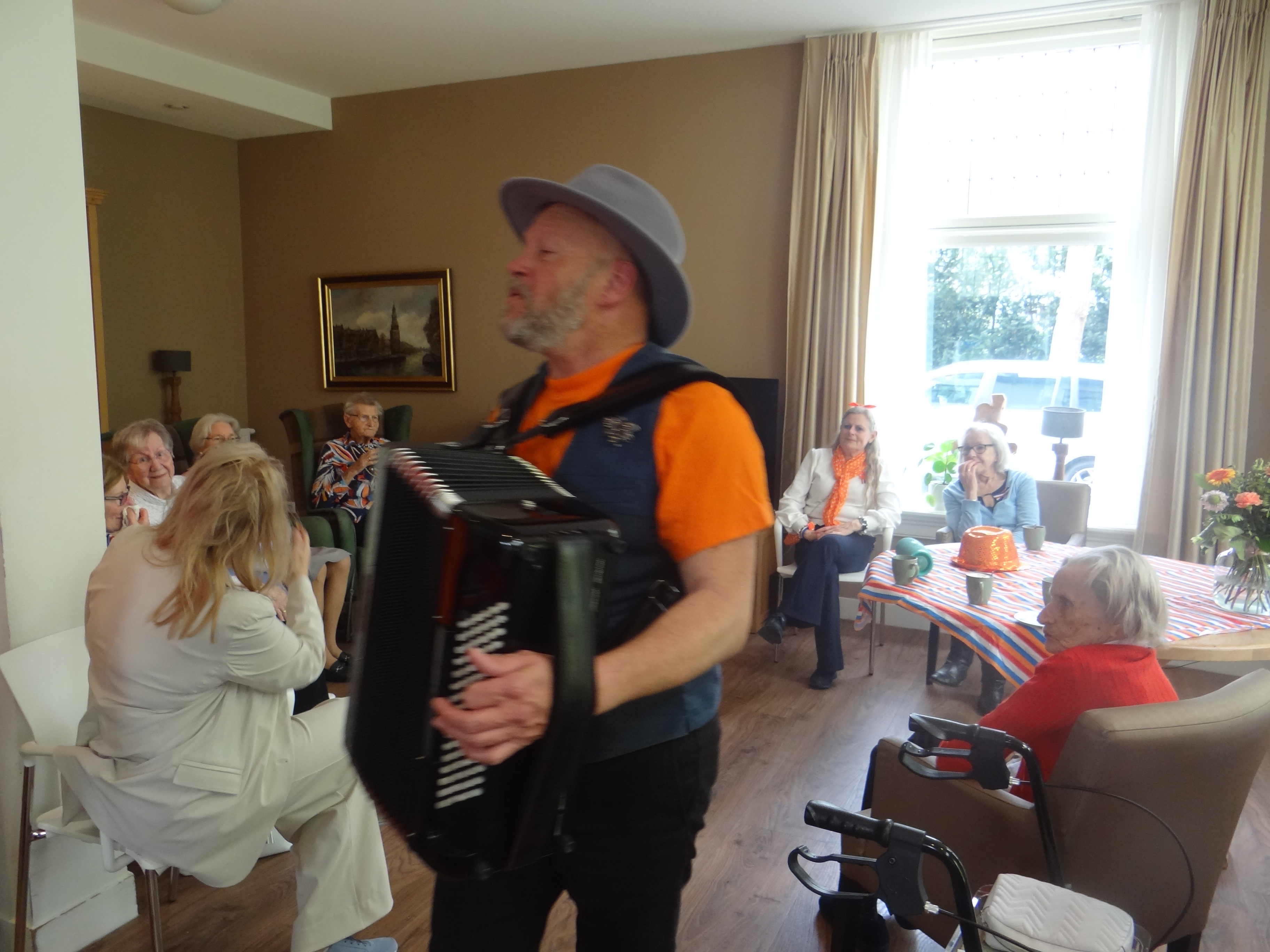 Foto: Ook koningsfeest in verzorgingshuizen