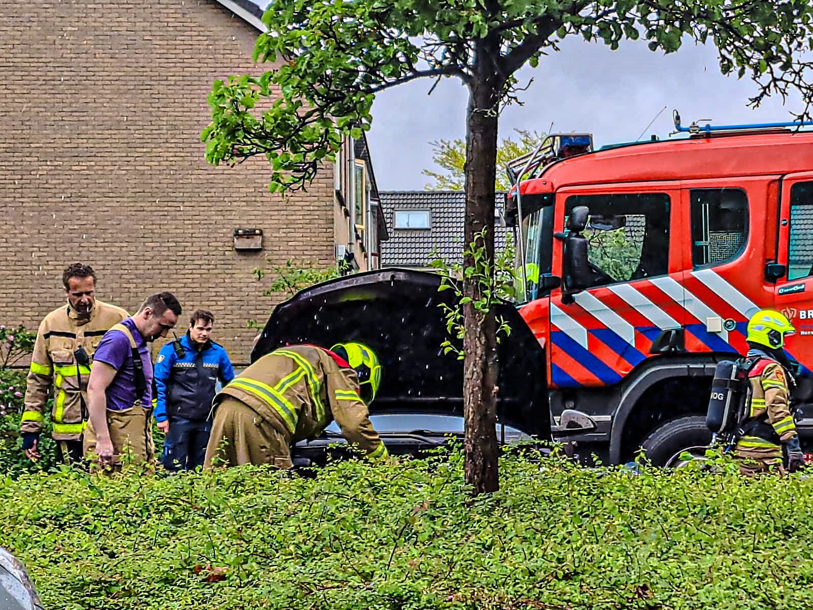 Foto: Brandweer rukt uit voor voertuigbrand, blijkt om oververhitting te gaan