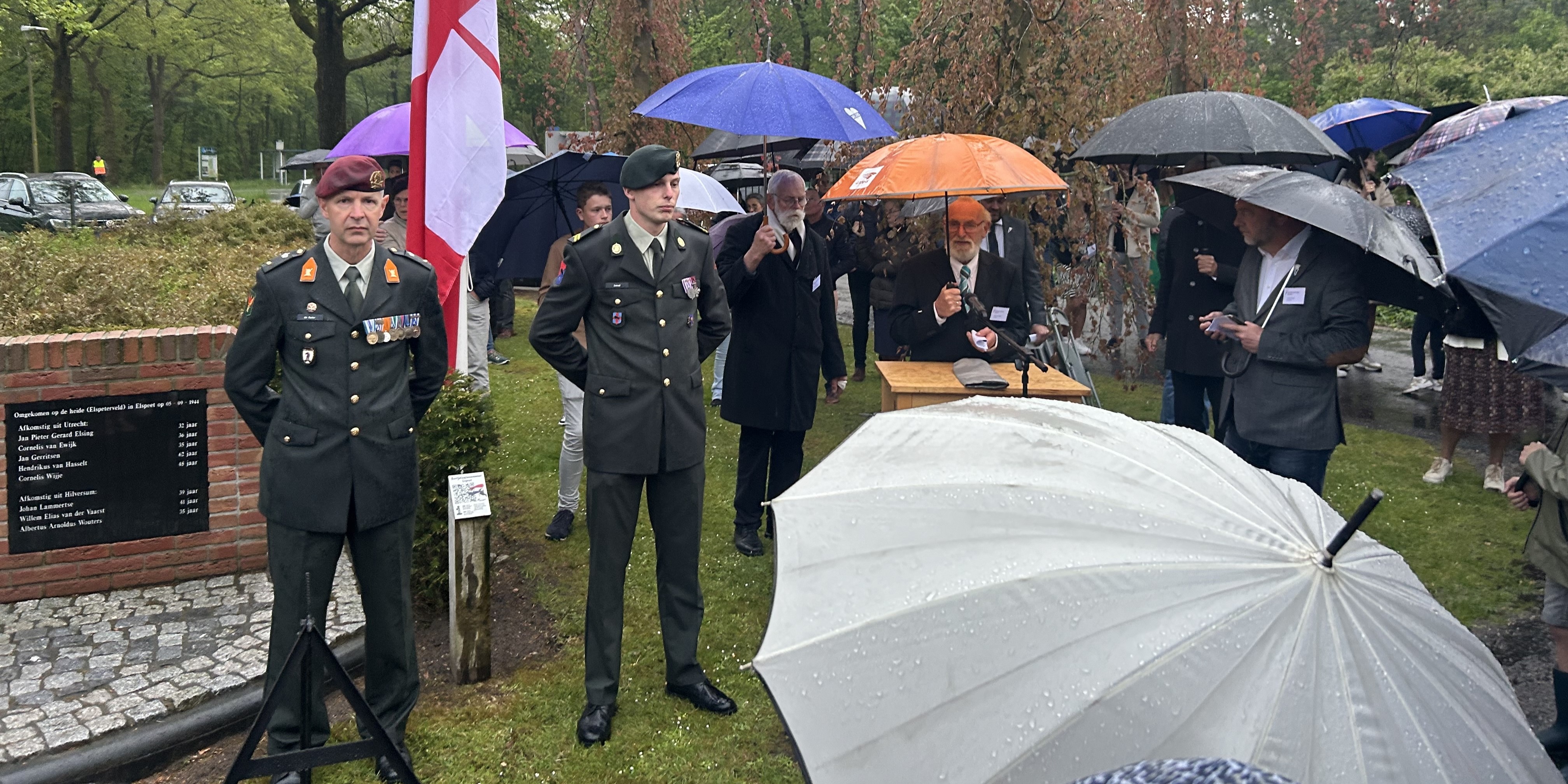 Foto: Jeugd centrale rol bij regenachtige herdenking Elspeet
