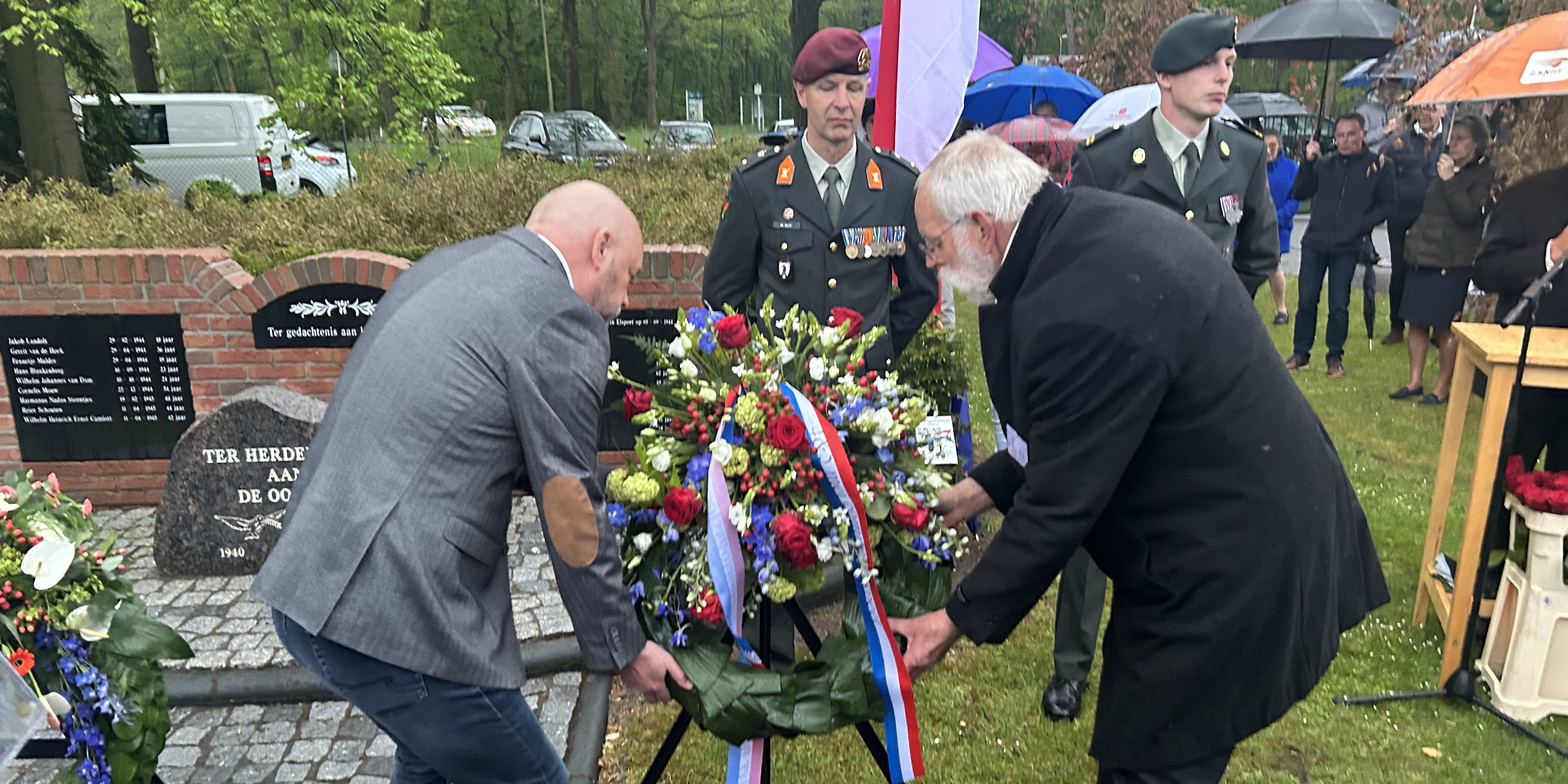 Foto: Jeugd centrale rol bij regenachtige herdenking Elspeet
