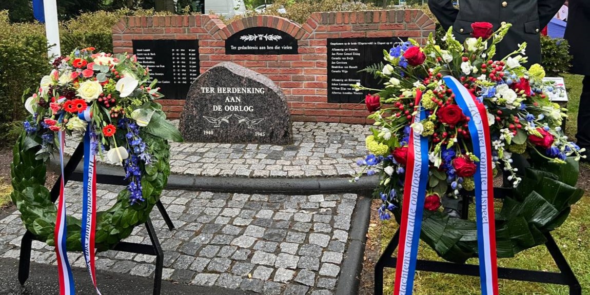 Foto: Jeugd centrale rol bij regenachtige herdenking Elspeet