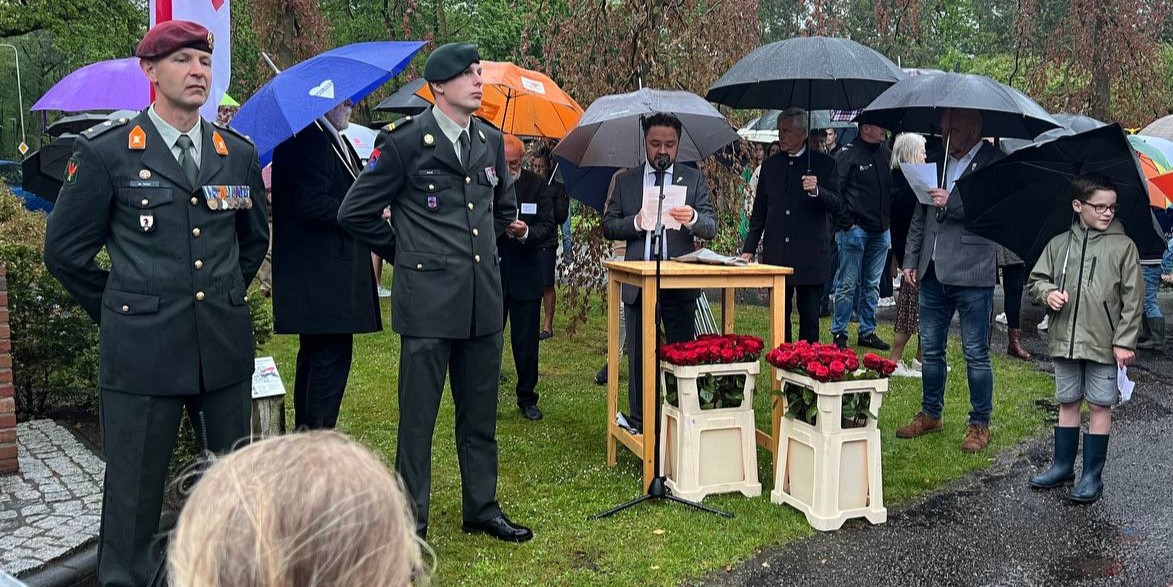 Foto: Jeugd centrale rol bij regenachtige herdenking Elspeet