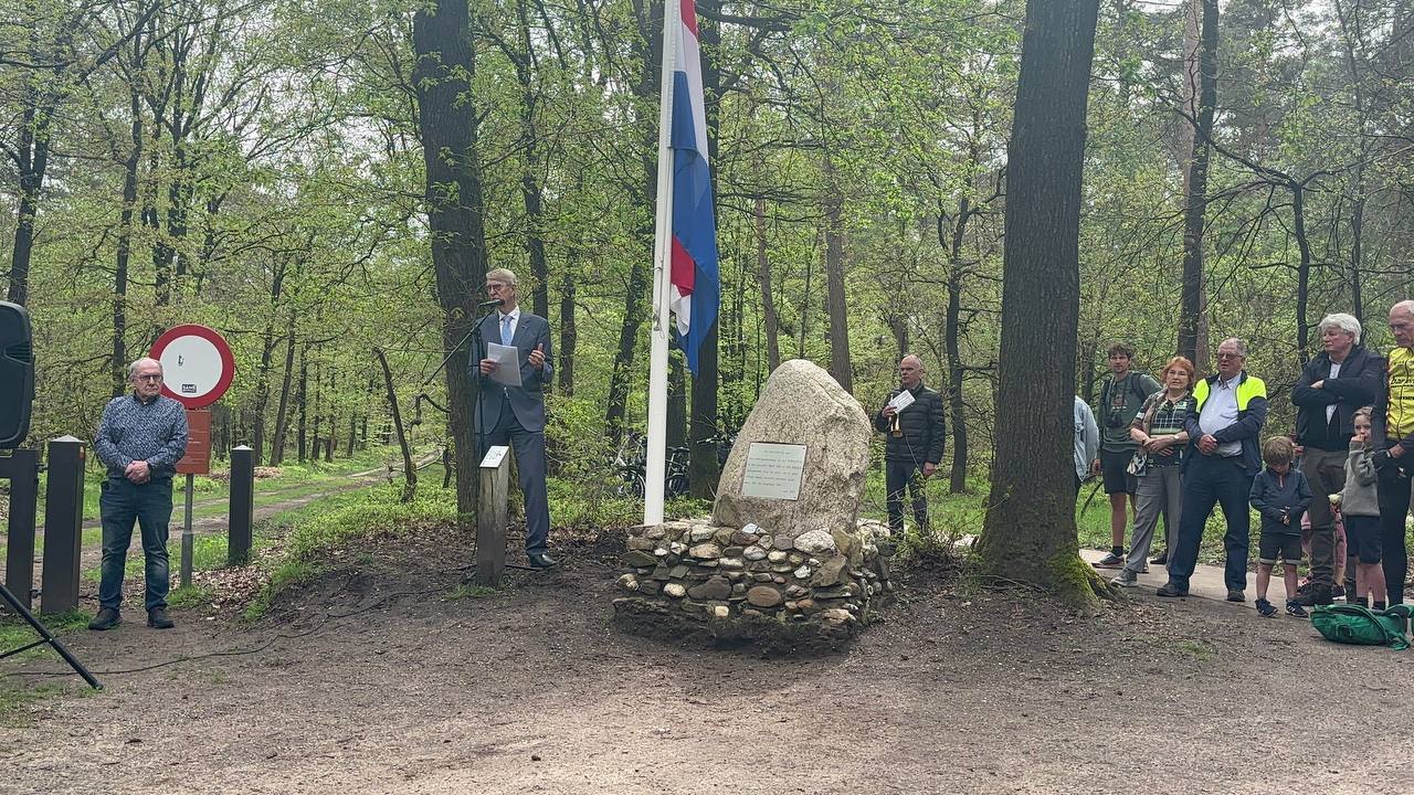 Foto: Zo herdacht Vierhouten de oorlogsslachtoffers en verzetsstrijders uit Tweede Wereldoorlog