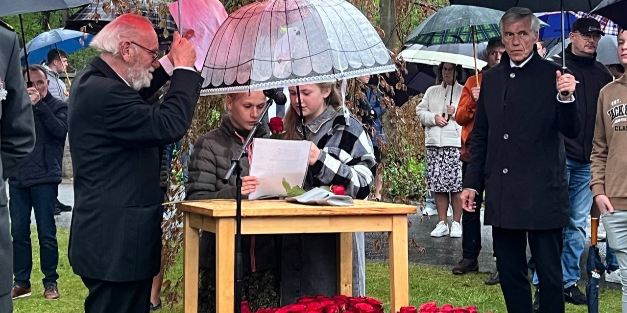 Foto: Jeugd centrale rol bij regenachtige herdenking Elspeet