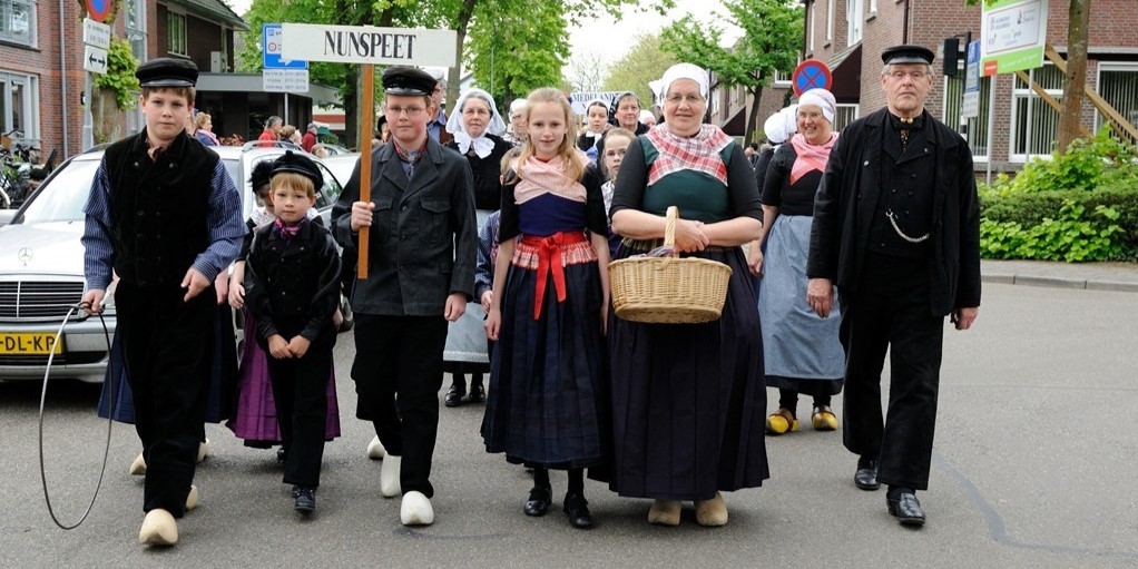 Foto: Klederdracht, folklore en gezelligheid tijdens Eibertjesdag in Nunspeet
