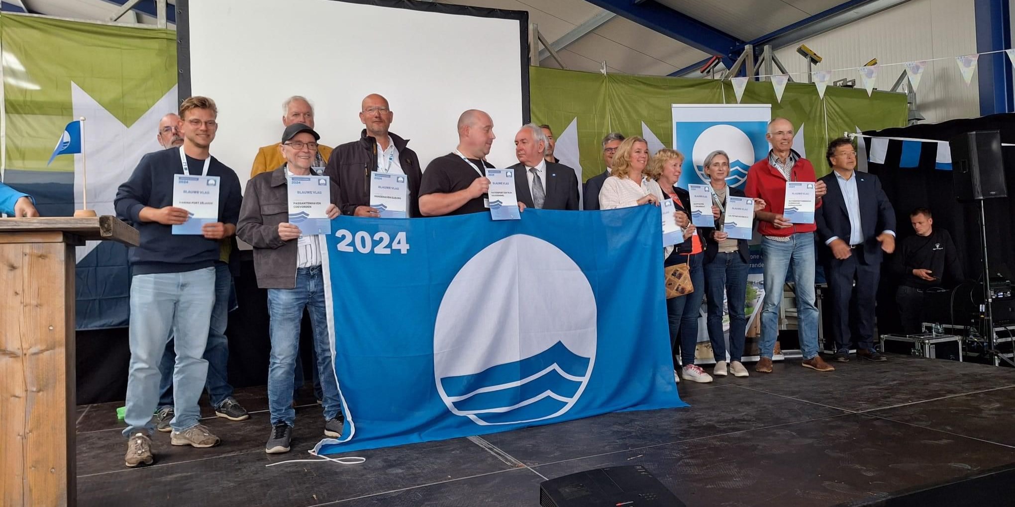 Foto: Havenmeester Henk Kroes uit Elburg ontvangt Blauwe Vlag: ‘We doen ons stinkende best’