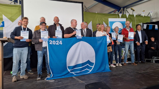 Foto: Havenmeester Henk Kroes uit Elburg ontvangt Blauwe Vlag: ‘We doen ons stinkende best’