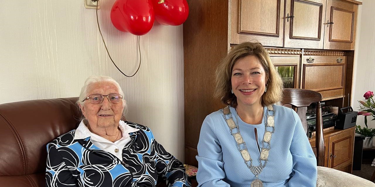 Foto: De vlaggen uit voor 100 jarige mevrouw Van Asselt-Dijkgraaf