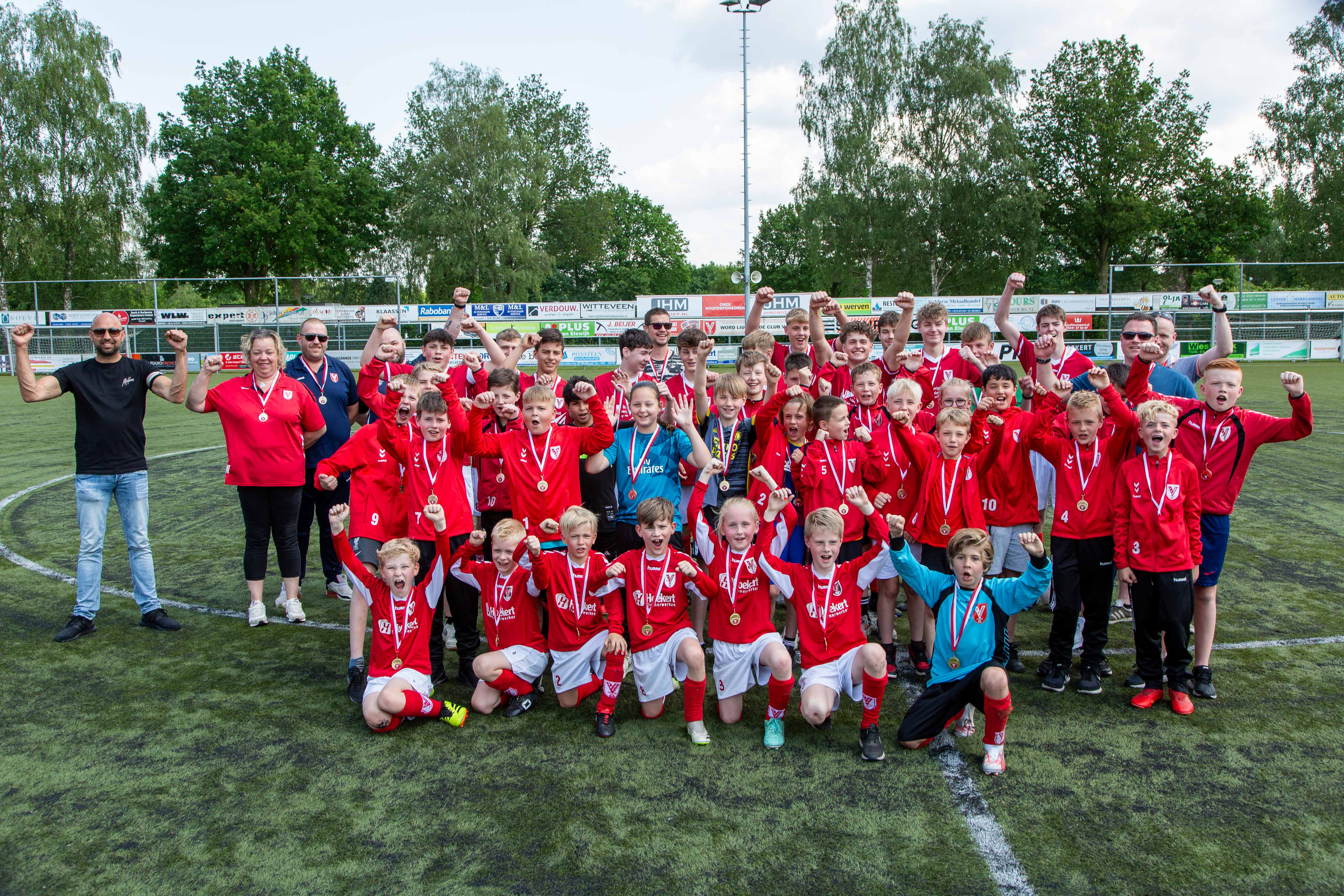 Foto: Kampioensteams Hulshorst gehuldigd + Voetbalverslag