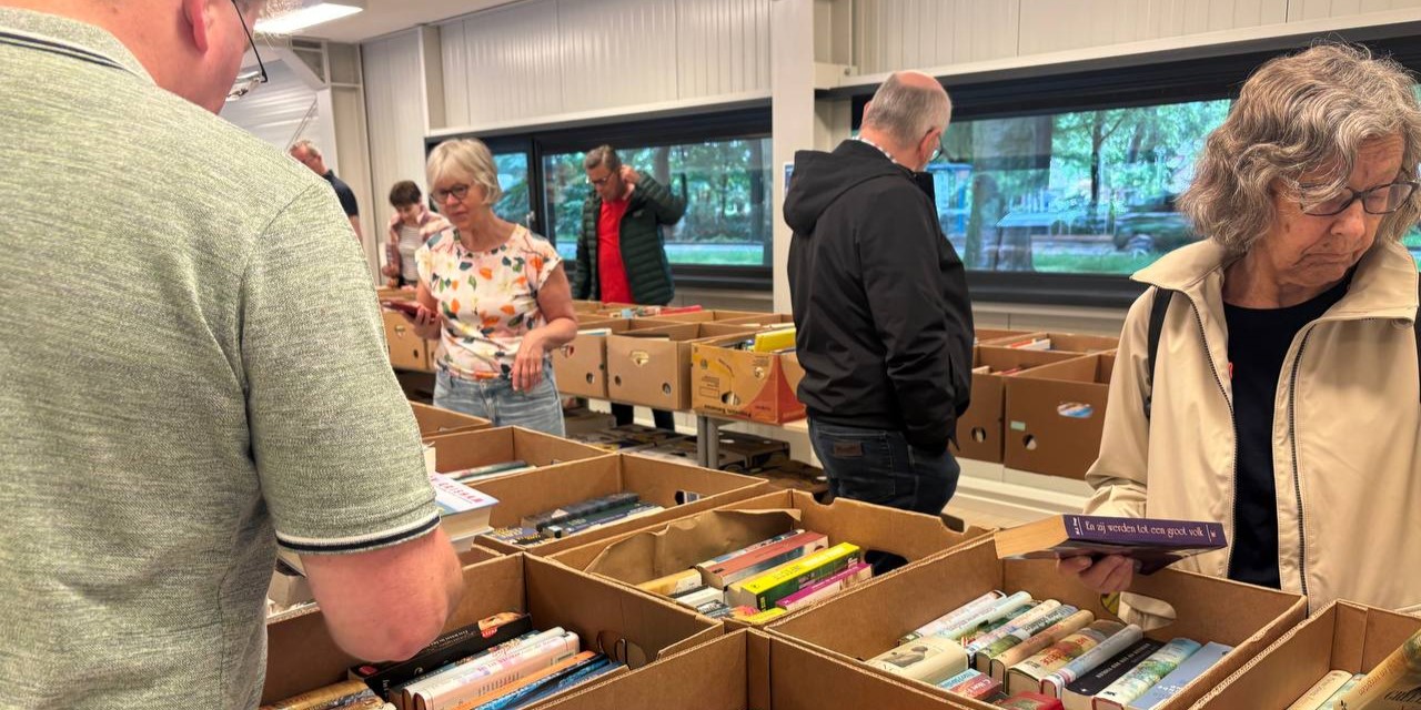 Foto: Boekenmarkt bij het Venster: “Het is echt de moeite waard”