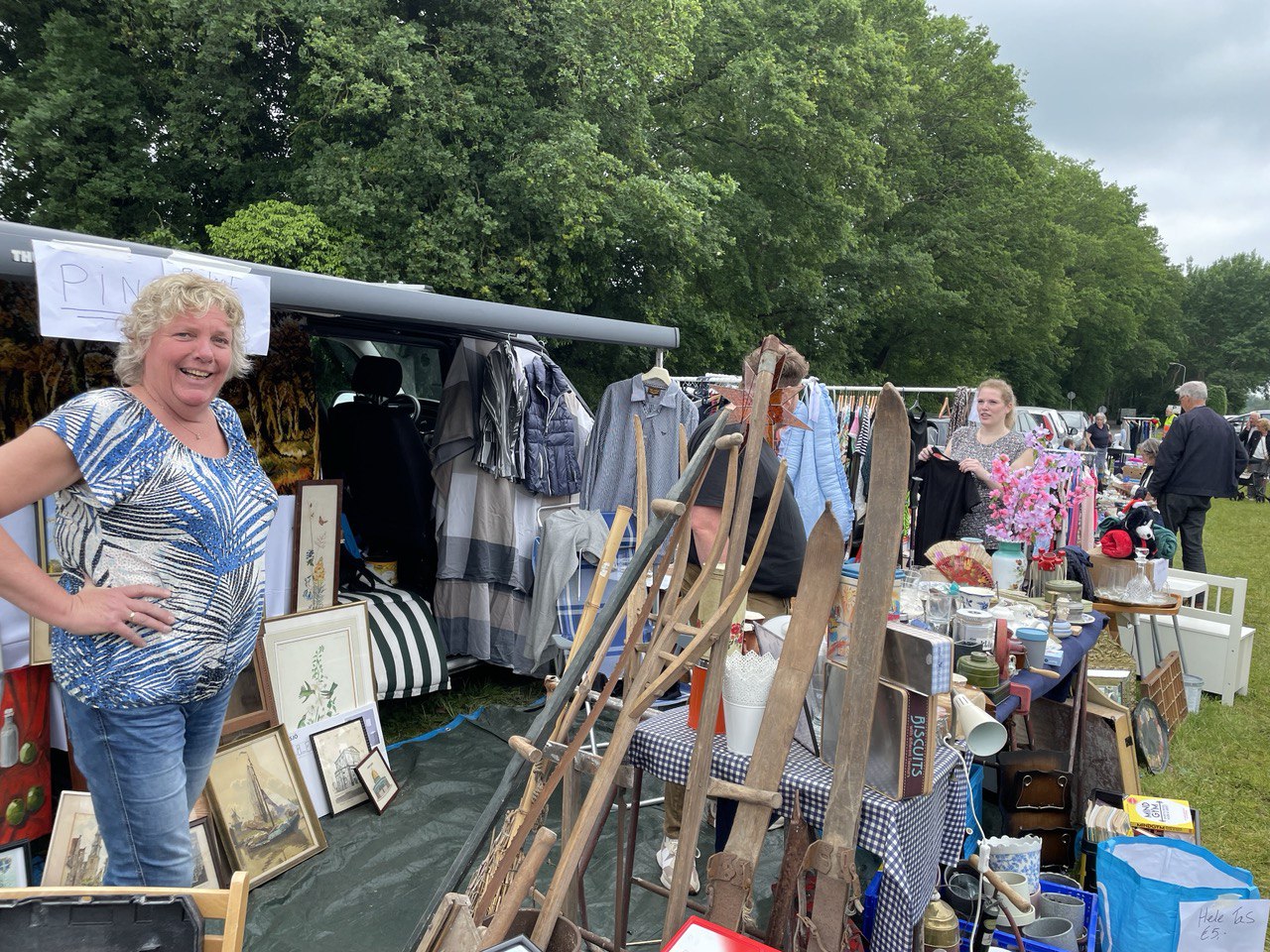 Foto: 35 volgeladen auto’s en busjes bij de kofferbakmarkt van Molen de Duif