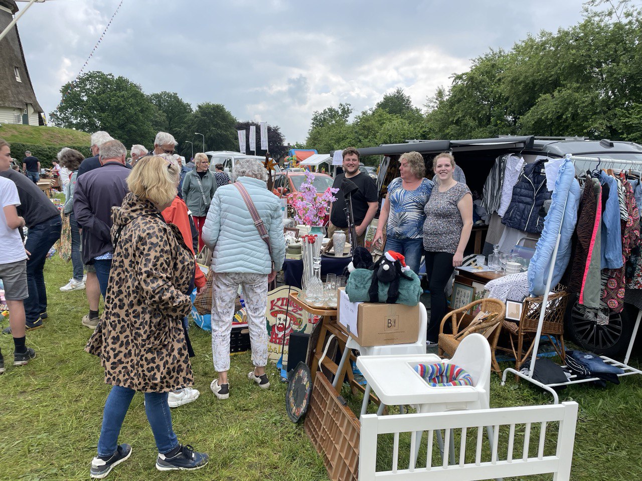 Foto: 35 volgeladen auto’s en busjes bij de kofferbakmarkt van Molen de Duif