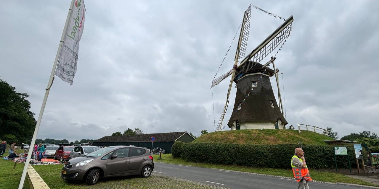 Foto: 35 volgeladen auto’s en busjes bij de kofferbakmarkt van Molen de Duif