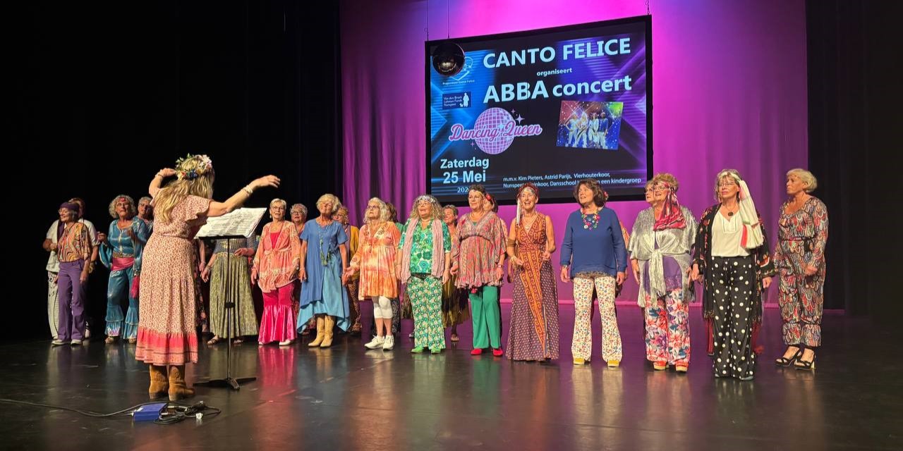 Foto: Koren uit gemeente Nunspeet bouwen een feestje tijdens ABBA concert