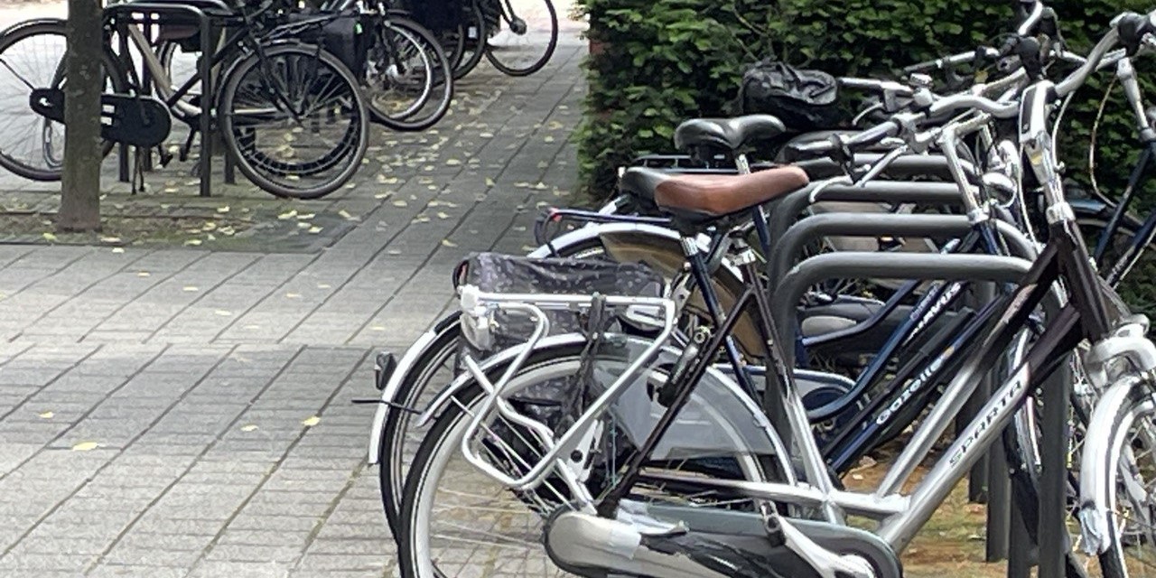 Foto: Fietsenoverlast in het hart van Nunspeet: een toenemend probleem met eenvoudige oplossingen