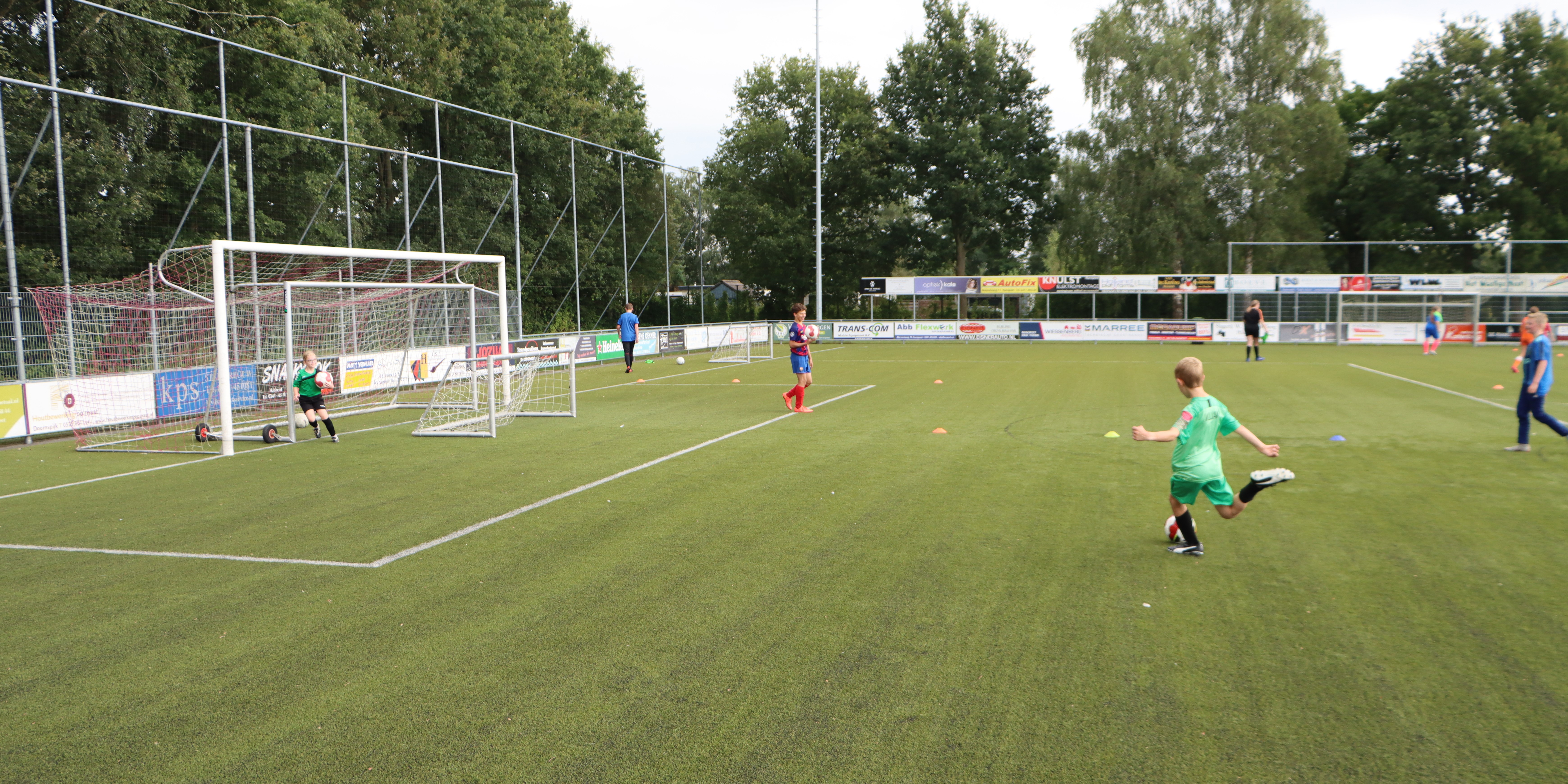Foto: Jeugd voetbalt voor jongeren met een beperking