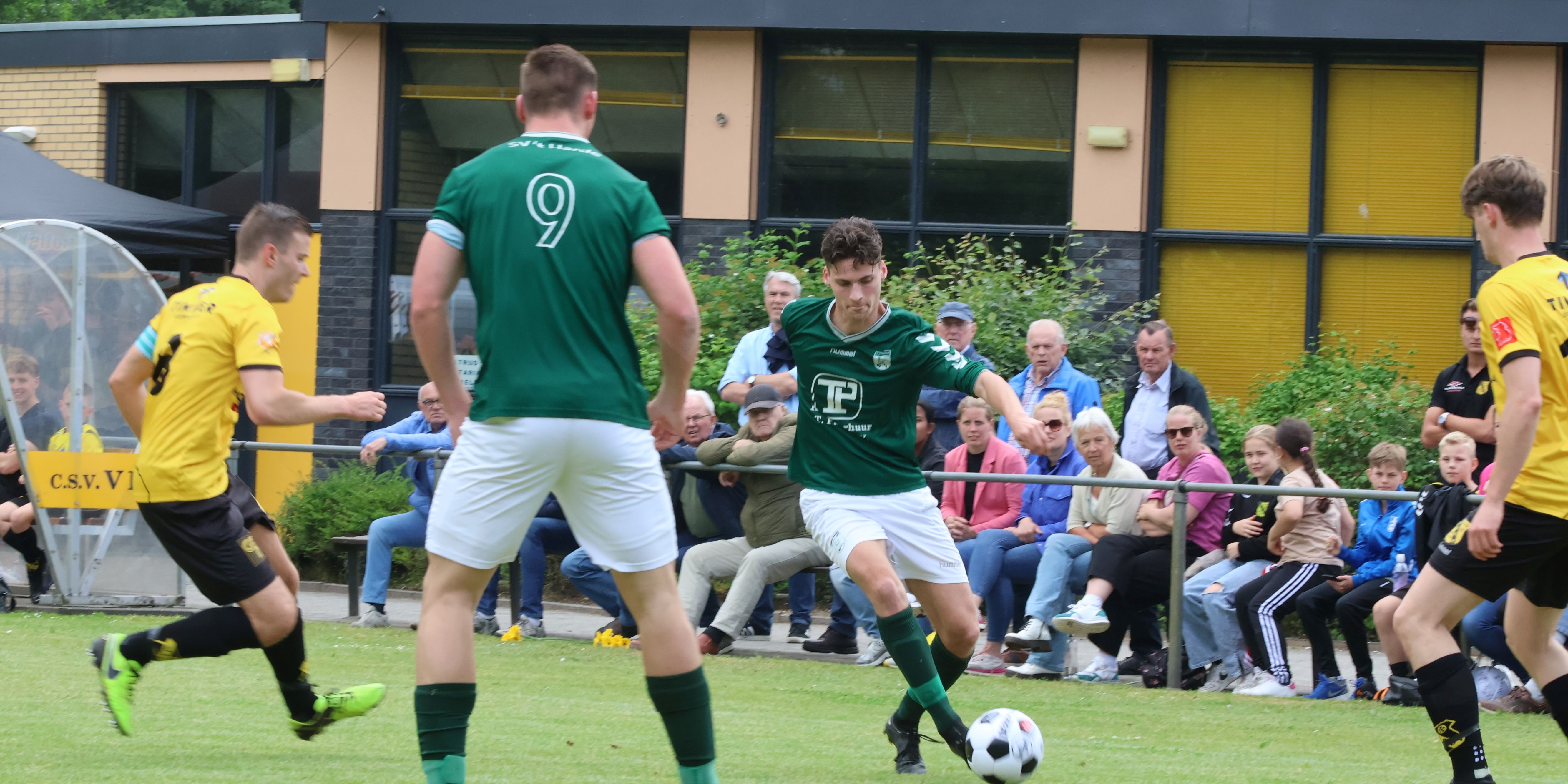 Foto: S.V. ’t Harde verliest laatste competitiewedstrijd in Vaassen