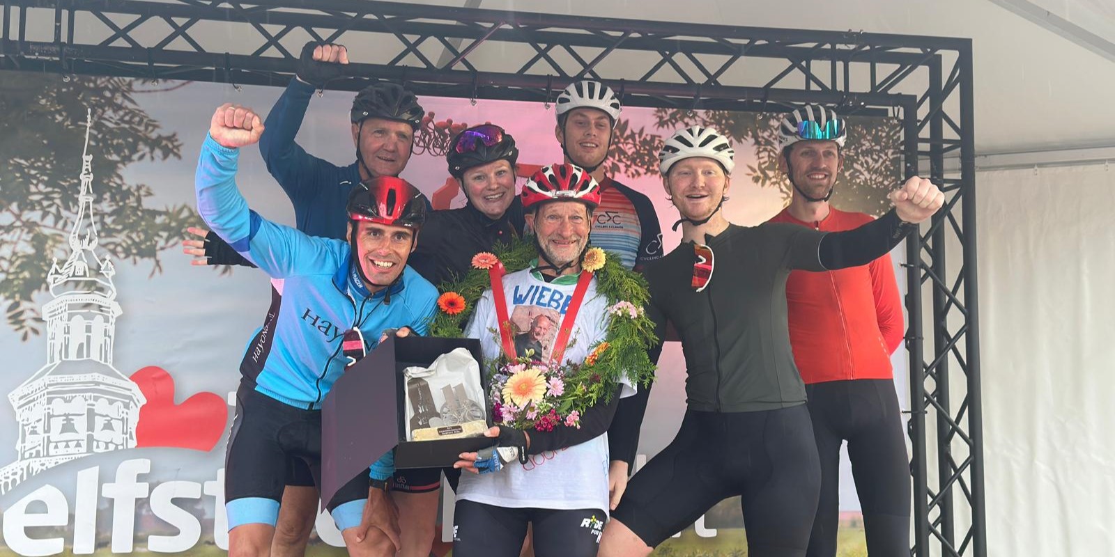 Foto: De 50ste Friese Fietselfstedentocht voor Wiebe