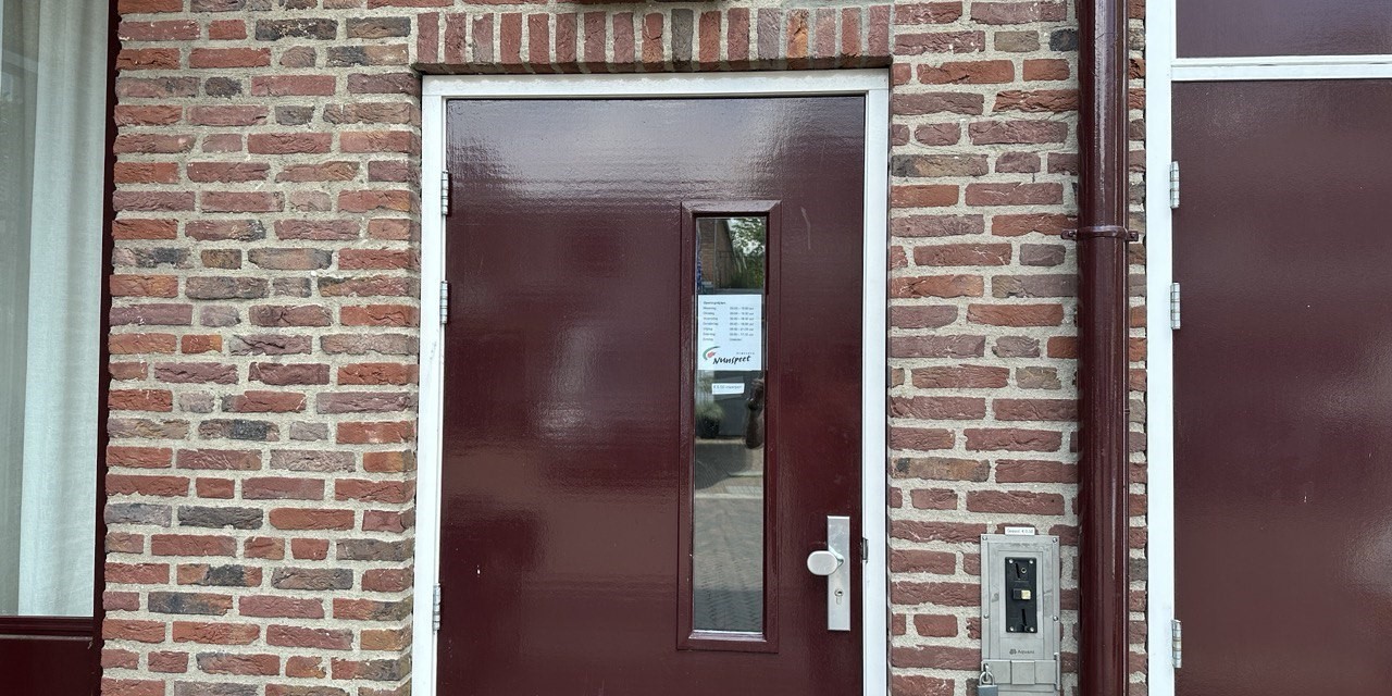 Foto: Winkelend publiek mag openbaar toilet gemeentehuis gebruiken