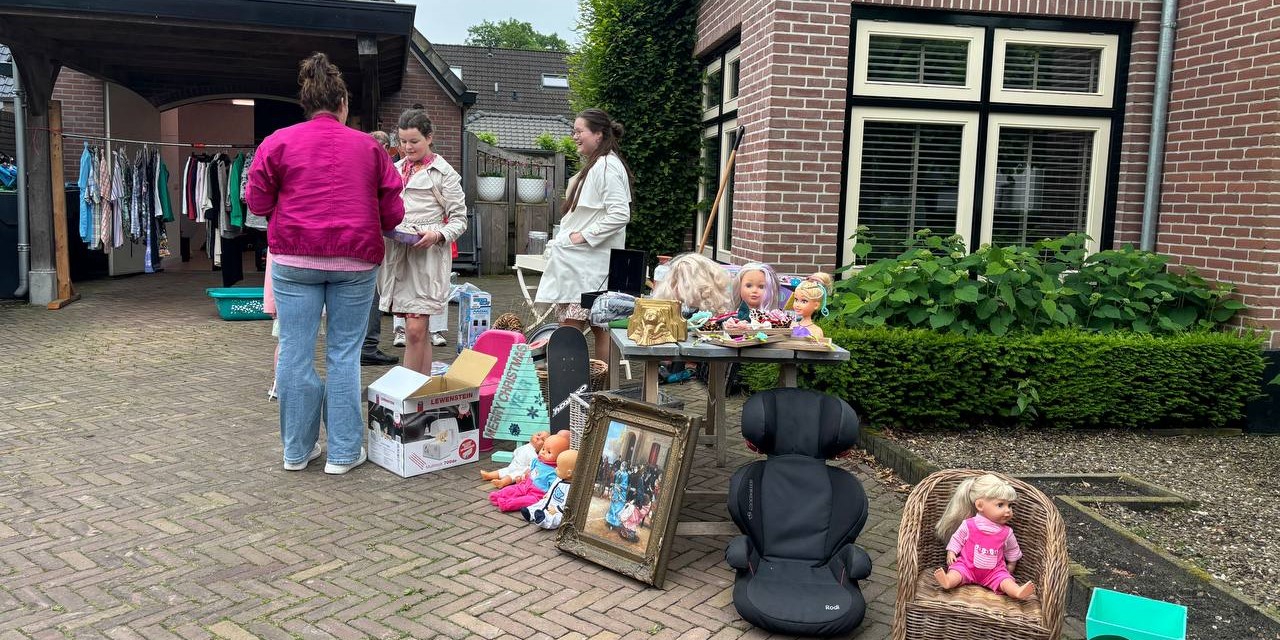Foto: Rommelmarkt voor verbinding in de buurt