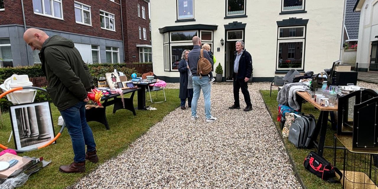 Foto: Rommelmarkt voor verbinding in de buurt