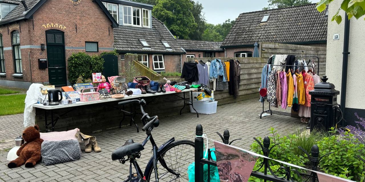 Foto: Rommelmarkt voor verbinding in de buurt