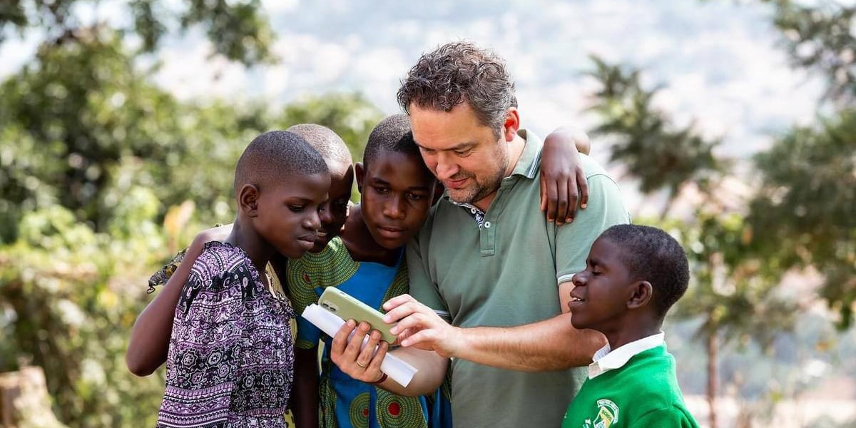 Foto: Wichert Stoffer in actie voor Compassion in Uganda