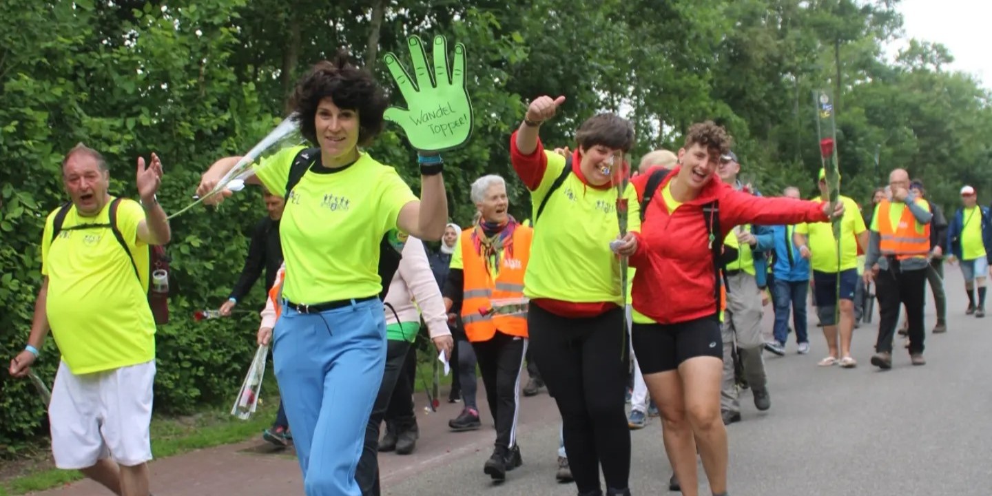 Foto: Better2Gether finisht gezamenlijk tijdens rondje Ameland