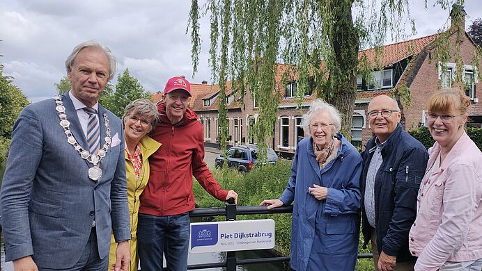 Foto: Brug over Friesegracht benoemd naar Piet Dijkstra