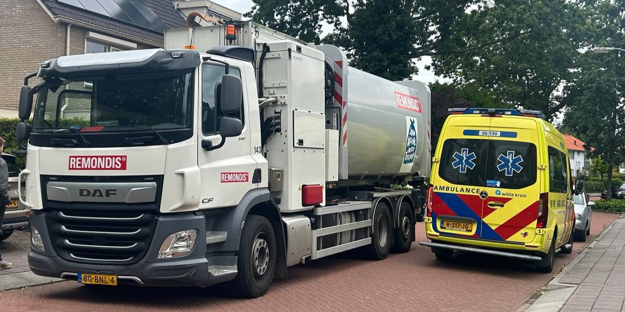 Foto: Aanrijding tussen vuilniswagen en fietser