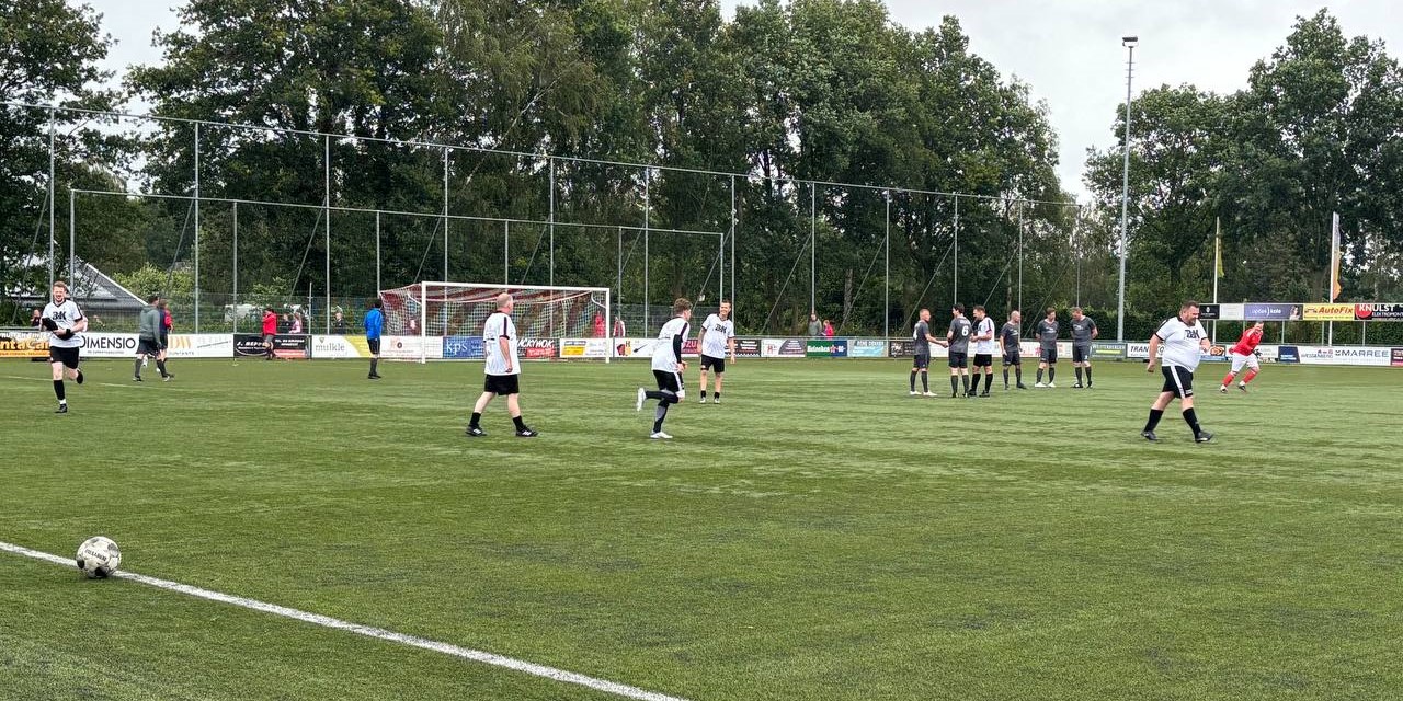 Foto: "Fanatieke en sportieve voetballers" bij het Menges Schoonmaak voetbaltoernooi