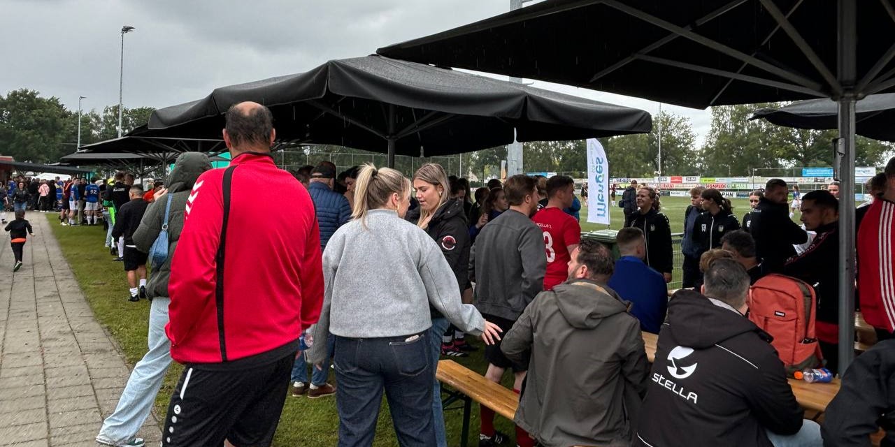 Foto: "Fanatieke en sportieve voetballers" bij het Menges Schoonmaak voetbaltoernooi