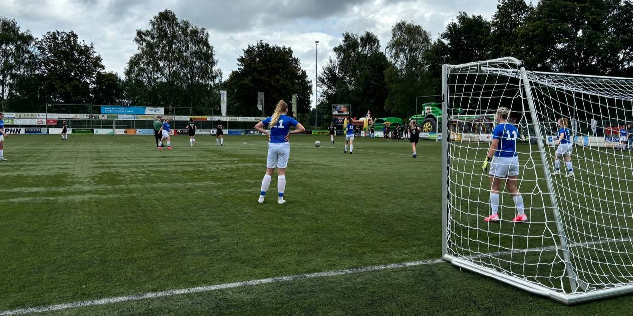 Foto: "Fanatieke en sportieve voetballers" bij het Menges Schoonmaak voetbaltoernooi