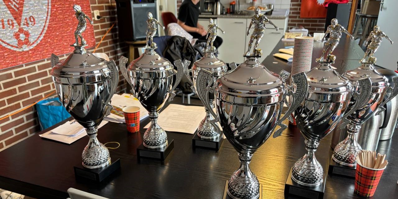 Foto: "Fanatieke en sportieve voetballers" bij het Menges Schoonmaak voetbaltoernooi