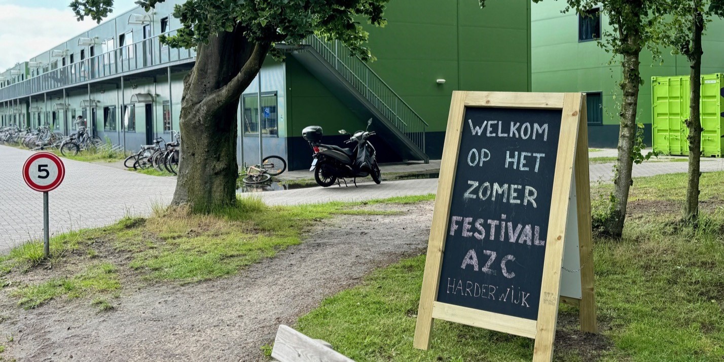 Foto: Zomerfeest azc ondanks het weer een geslaagde middag