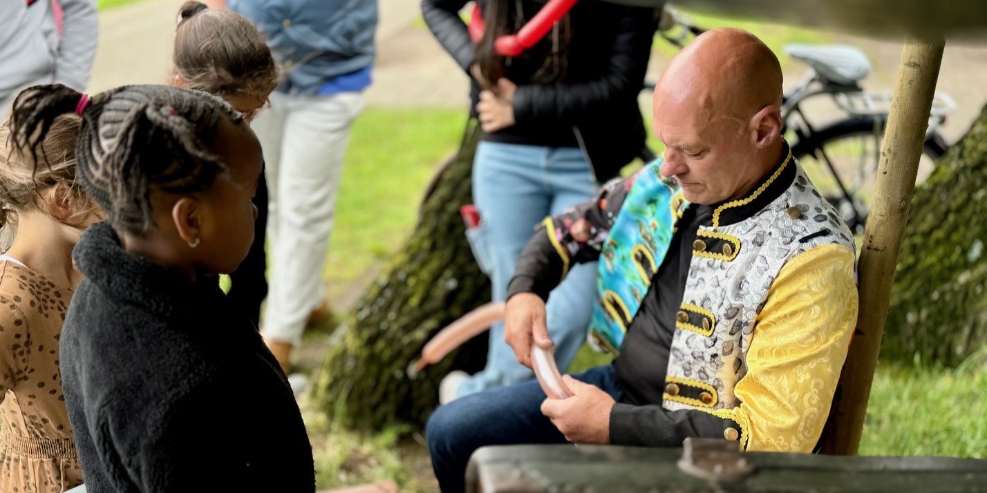 Foto: Zomerfeest azc ondanks het weer een geslaagde middag